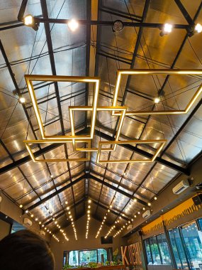 Geometrik şekiller tavan ve lambalar 