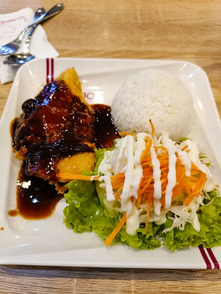 Ayam Katsu Dengan Nasi Dan Sayuran — Stok Foto