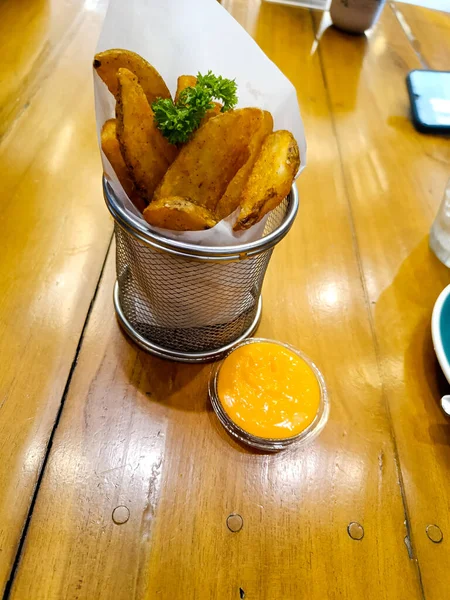 Kartoffelkeile Snacks Mit Sauce Auf Dem Tisch — Stockfoto