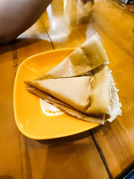 Kuru çıtır ve çıtır çörekler masada.