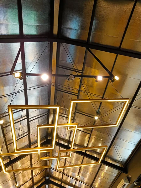 幾何学的な形の天井とランプ — ストック写真