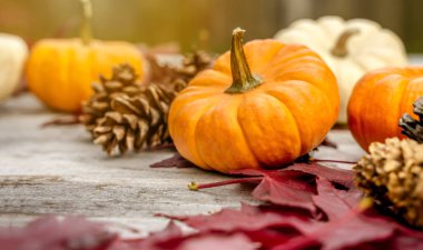 Su dalgası hava kabarcıkları oluşturur ve beyaz arka planda izole edilmiş bir şekilde su sıçratır. Mavi su dalgası soyut arkaplan Whit üzerinde izole