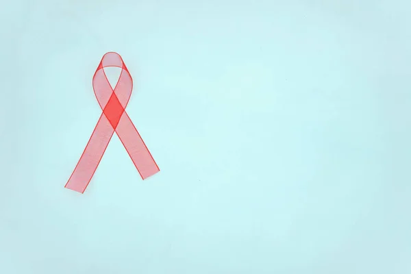Zbliżenie Świadomości Czerwonej Wstążki Białym Tle Kampanii World Aids Day — Zdjęcie stockowe