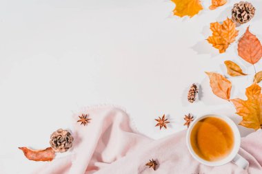 Noel kompozisyonu. Bir fincan kahve, pembe arka planda eşarp. Noel, kış konsepti. Düz konum, üst görünüm, kopyalama alanı