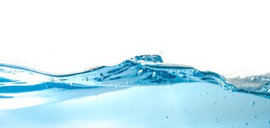 Su dalgası hava kabarcıkları oluşturur ve beyaz arka planda izole edilmiş bir şekilde su sıçratır. Mavi su dalgası soyut arkaplan Whit üzerinde izole