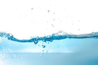 Su sıçraması ve hava kabarcıkları beyaz arka planda izole edilmiş. Mavi su dalgası soyut arkaplan Whit üzerinde izole