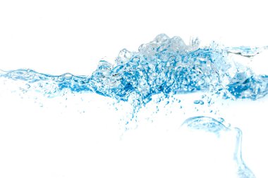 Temiz su dalgaları. Su dalgası ve hava kabarcıkları beyaz arka planda izole edilmiş. Mavi su dalgası soyut arkaplan beyaz üzerine izole