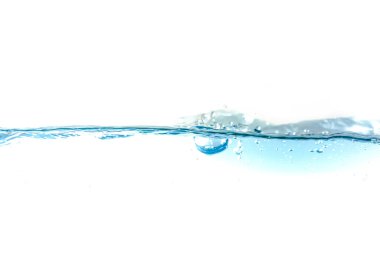 Su sıçraması ve hava kabarcıkları beyaz arka planda izole edilmiş. Mavi su dalgası soyut arkaplan Whit üzerinde izole