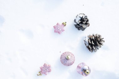 Noel - Mücevherler süslenmiş, Pembe xmas topları, Çam ve Kar Taneleri Kar Altında