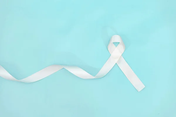 Beyaz Kurdeleli Akciğer Kanseri Farkındalığı Ayı Sağlık Tıp Konsepti — Stok fotoğraf