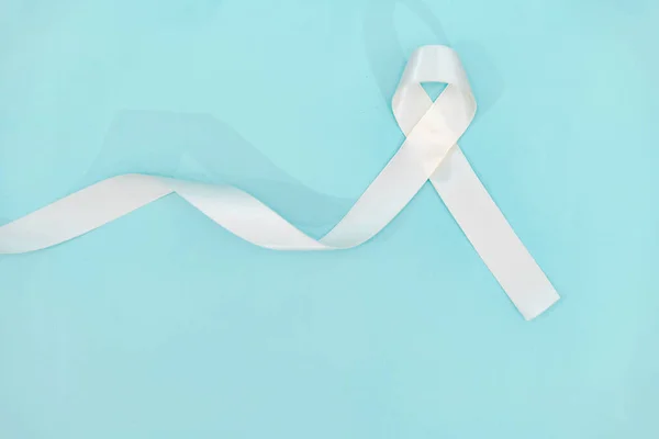 Beyaz Kurdeleli Akciğer Kanseri Farkındalığı Ayı Sağlık Tıp Konsepti — Stok fotoğraf