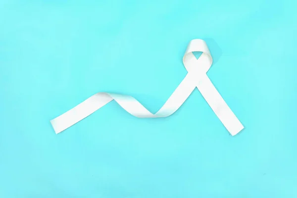 Miesiąc Świadomości Raka Płuc Białą Wstążką Koncepcja Opieki Zdrowotnej Medycyny — Zdjęcie stockowe