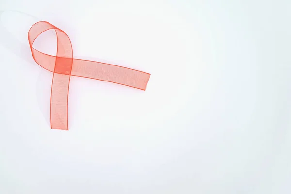 Zbliżenie Świadomości Czerwonej Wstążki Białym Tle Kampanii World Aids Day — Zdjęcie stockowe
