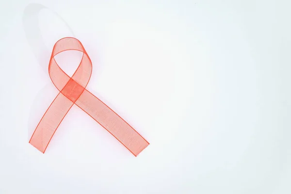 为世界艾滋病日活动准备了关于白色背景的红丝带意识 保健和医药概念 — 图库照片