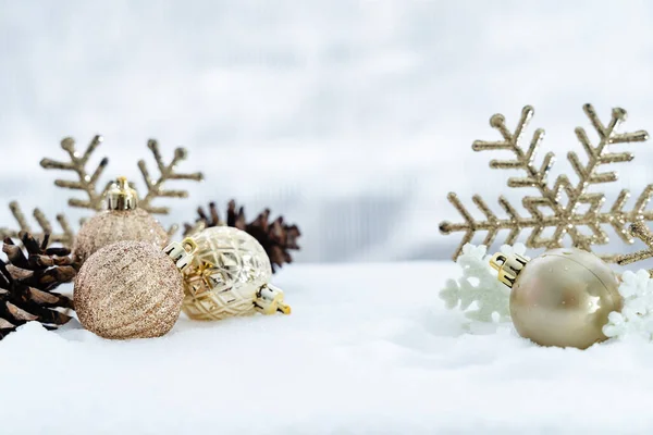Boże Narodzenie Zimy Bożonarodzeniowe Kulki Wstążką Śniegu Koncepcja Ferii Zimowych — Zdjęcie stockowe