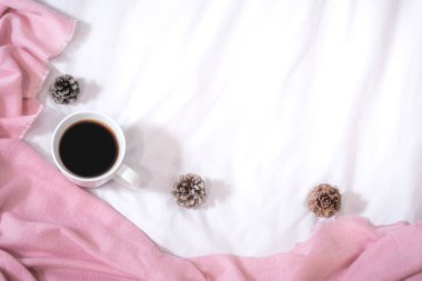 Kahveli yatak ve bir fincan çay.