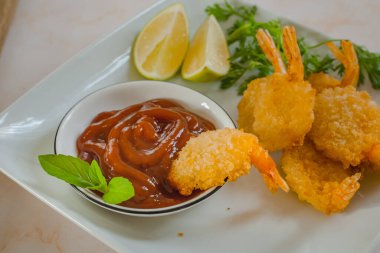 Hafif ekmeklenmiş ve kızartılmış bu klasik karides tarifi tamamen bağımlılık yapıyor.