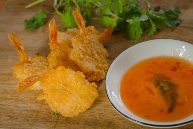 Hafif ekmeklenmiş ve kızartılmış bu klasik karides tarifi tamamen bağımlılık yapıyor.