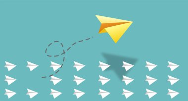 Tek yönlü beyaz kağıt uçak grubu ve arka planda farklı yönlü kağıt uçak. Yenilikçi çözüm kavramı için iş