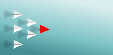 Tek yönlü beyaz kağıt uçak grubu ve arka planda farklı yönlü kağıt uçak. Yenilikçi çözüm kavramı için iş