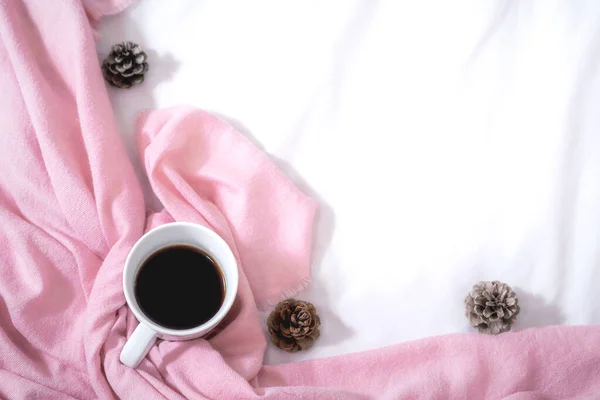 松やカエデの葉と秋や冬のコンセプト コーヒーカップ シナモン スカーフ フラットレイ トップビュー — ストック写真