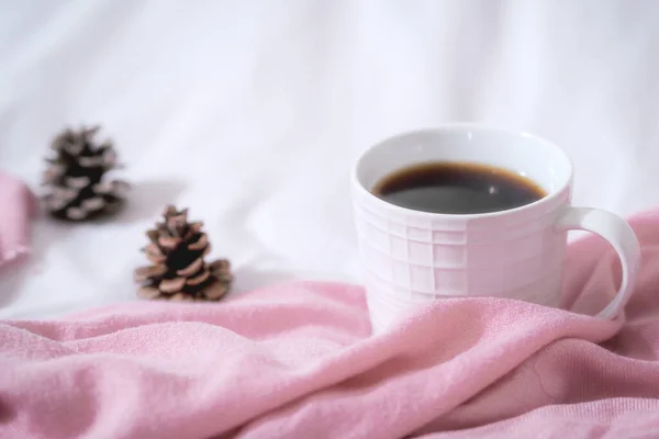 Χριστουγεννιάτικη Σύνθεση Φλιτζάνι Καφέ Μαντήλι Και Marshmallow Στο Λευκό Ξύλινο — Φωτογραφία Αρχείου