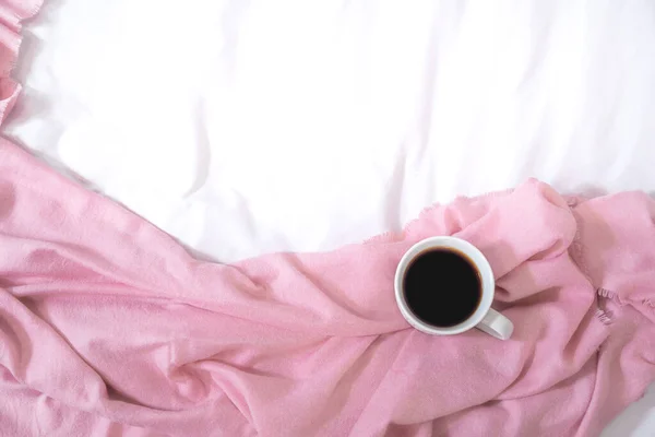 Ovanifrån Kaffekopp Med Rosa Filt Och Croissant Vitt Träbord — Stockfoto
