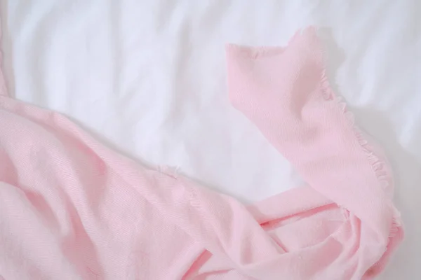 Rózsaszín Sál Fehér Szövet Textúrával Téli Koncepció Lapos Fekvés Felülnézet — Stock Fotó