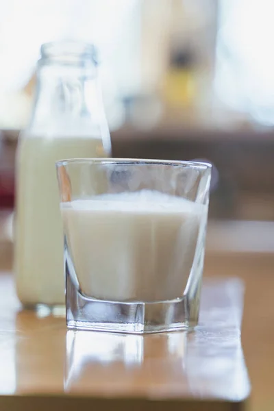 Mewakili Dengan Susu Atas Meja Kayu Dan Latar Belakang Dapur — Stok Foto