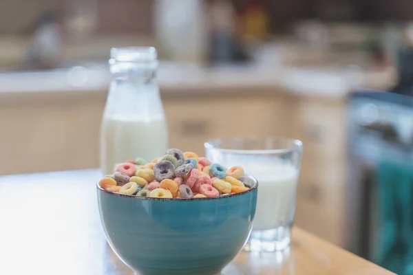 Schaal Van Kleurrijke Kindergranen Melk Geïsoleerd Houten Tafel Met Tekstruimte — Stockfoto