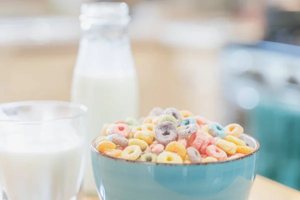 Tigela Cereal Colorido Infantil Leite Isolado Mesa Madeira Com Espaço — Fotografia de Stock