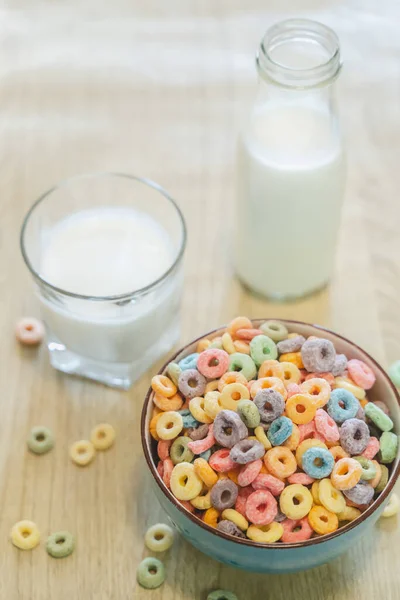 彩色儿童麦片和牛奶碗 装在有文字空间的木桌上 — 图库照片