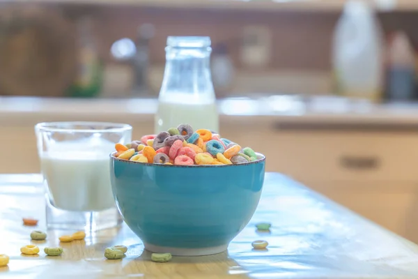 Μπολ Από Πολύχρωμα Παιδικά Δημητριακά Και Γάλα Που Απομονώνονται Ξύλινο — Φωτογραφία Αρχείου