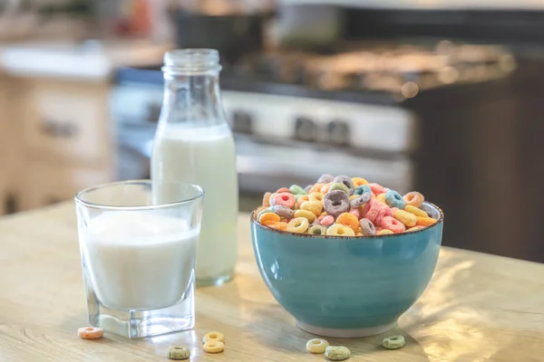 Tigela Cereal Colorido Infantil Leite Isolado Mesa Madeira Com Espaço — Fotografia de Stock