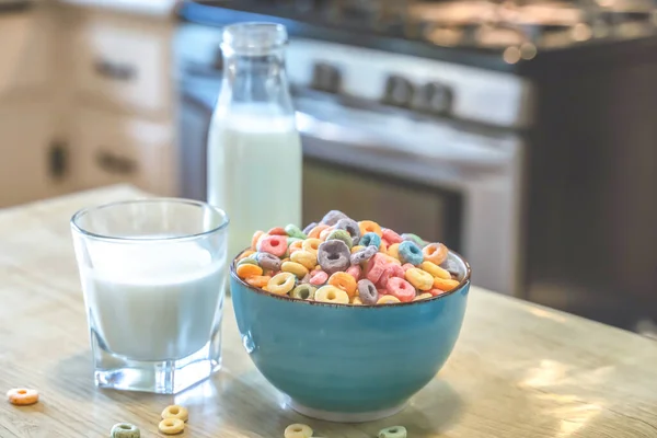 Tigela Cereal Colorido Infantil Leite Isolado Mesa Madeira Com Espaço — Fotografia de Stock