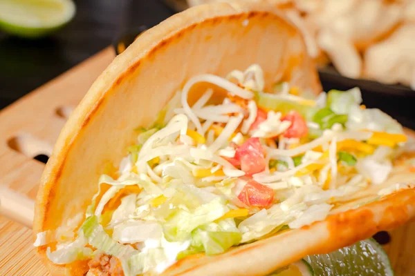 Nahaufnahme Eines Taco Salats Einer Tortilla Schale Mit Chips Teller — Stockfoto