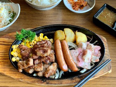 Sebze ve soslu kızarmış tavuk.