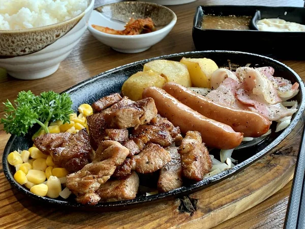 Gegrilltes Fleisch Mit Gemüse Und Soße Auf Einem Holztisch — Stockfoto