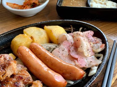 Patates ve baharatlı kızarmış tavuk.