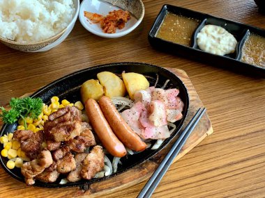 Lezzetli yemek ve yemek manzarasını kapatın.