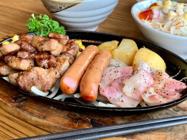 Lezzetli Asya yemeklerinin yakın görüntüsü