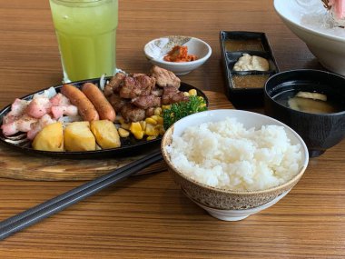 Lezzetli Asya yemeklerinin yakın görüntüsü