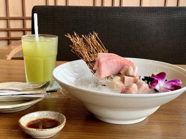 Ayutthaya, Tayland - KFC Hamburger ve Fried Chicken Fast food restoranı Kentucky Fried Chicken 'da (KFC) yer alan büyük bir restoran zinciri. Büyük C 'de, Tayland' da Wangnoi şubesi - Asya.