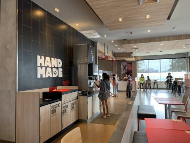 Ayutthaya, Tayland - KFC Hamburger ve Fried Chicken Fast food restoranı Kentucky Fried Chicken 'da (KFC) yer alan büyük bir restoran zinciri. Büyük C 'de, Tayland' da Wangnoi şubesi - Asya.