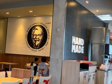 Ayutthaya, Tayland - KFC Hamburger ve Fried Chicken Fast food restoranı Kentucky Fried Chicken 'da (KFC) yer alan büyük bir restoran zinciri. Büyük C 'de, Tayland' da Wangnoi şubesi - Asya.