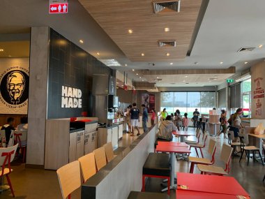Ayutthaya, Tayland - KFC Hamburger ve Fried Chicken Fast food restoranı Kentucky Fried Chicken 'da (KFC) yer alan büyük bir restoran zinciri. Büyük C 'de, Tayland' da Wangnoi şubesi - Asya.