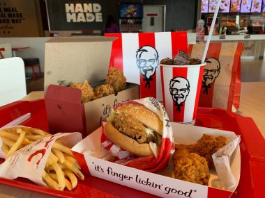 Ayutthaya, Tayland - KFC Hamburger ve Fried Chicken Fast food restoranı Kentucky Fried Chicken 'da (KFC) yer alan büyük bir restoran zinciri. Büyük C 'de, Tayland' da Wangnoi şubesi - Asya.