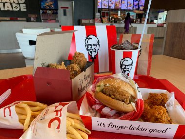 Ayutthaya, Tayland - KFC Hamburger ve Fried Chicken Fast food restoranı Kentucky Fried Chicken 'da (KFC) yer alan büyük bir restoran zinciri. Büyük C 'de, Tayland' da Wangnoi şubesi - Asya.