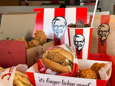Ayutthaya, Tayland - KFC Hamburger ve Fried Chicken Fast food restoranı Kentucky Fried Chicken 'da (KFC) yer alan büyük bir restoran zinciri. Büyük C 'de, Tayland' da Wangnoi şubesi - Asya.
