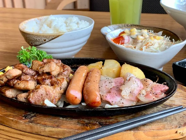 炒猪肉配米饭和蔬菜 — 图库照片